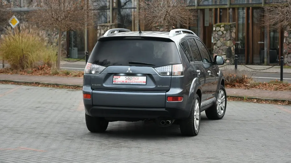 MITSUBISHI Outlander -