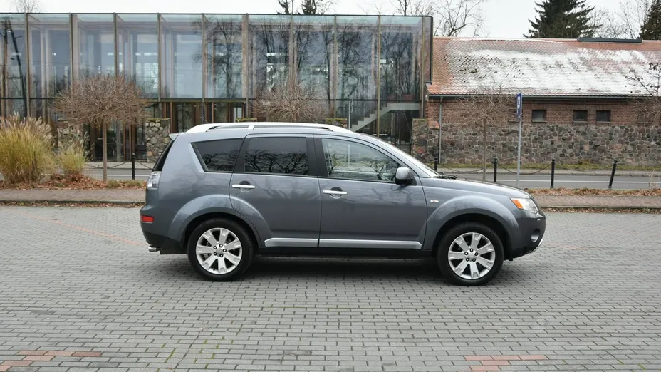 MITSUBISHI Outlander -