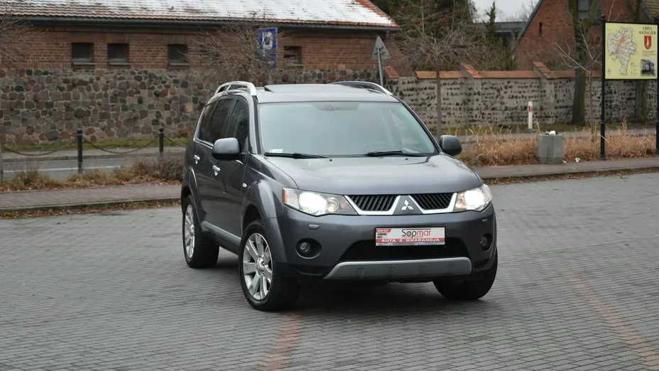 MITSUBISHI Outlander -