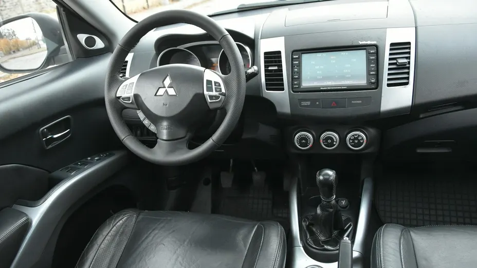 MITSUBISHI Outlander -