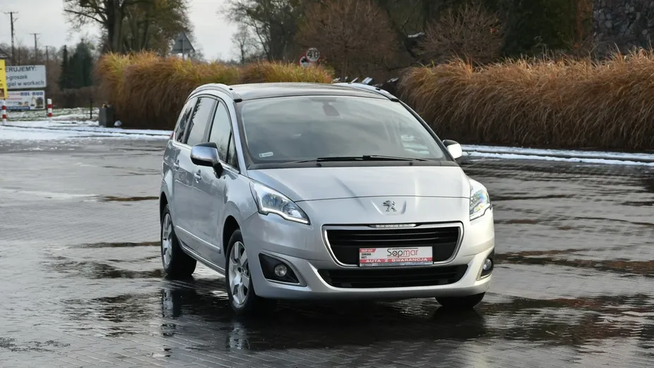 PEUGEOT 5008 -