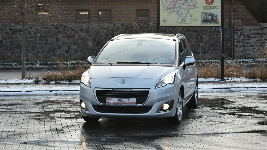 PEUGEOT 5008 -