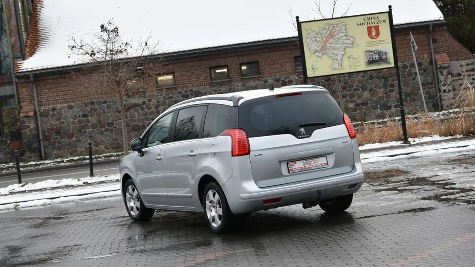 PEUGEOT 5008 -