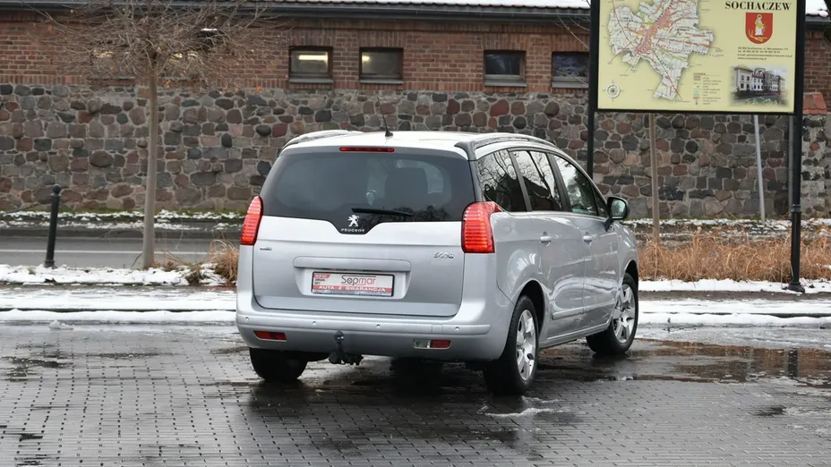PEUGEOT 5008 -