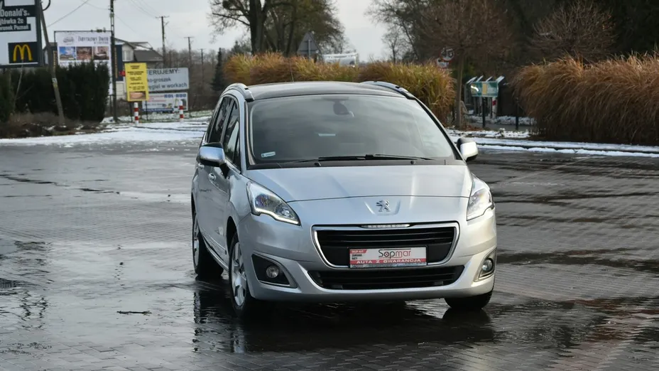 PEUGEOT 5008 -