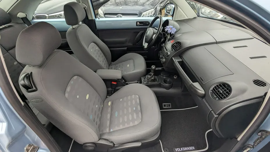 VOLKSWAGEN New Beetle -