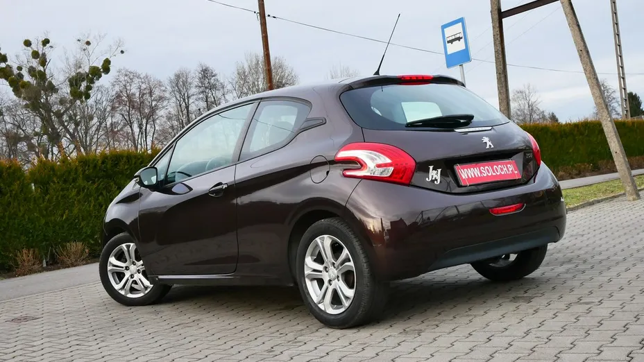 PEUGEOT 208 -