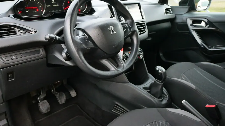 PEUGEOT 208 -