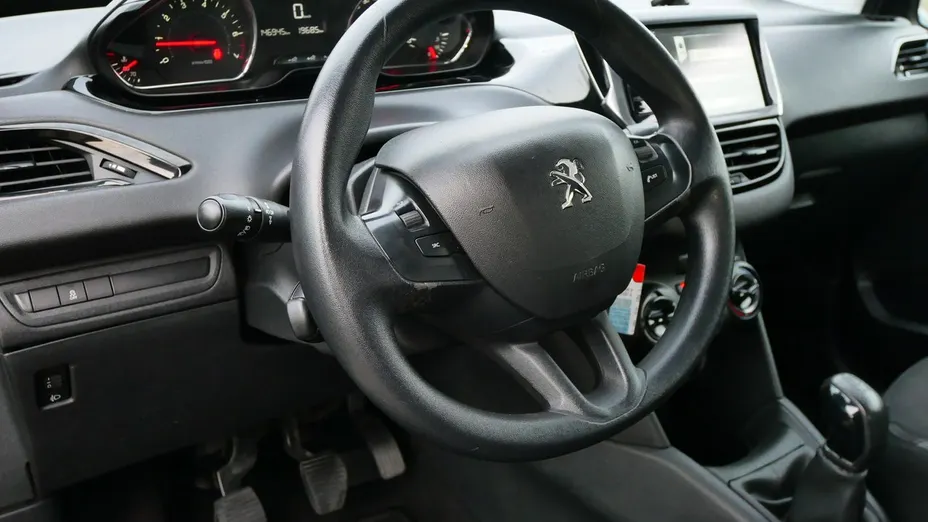 PEUGEOT 208 -