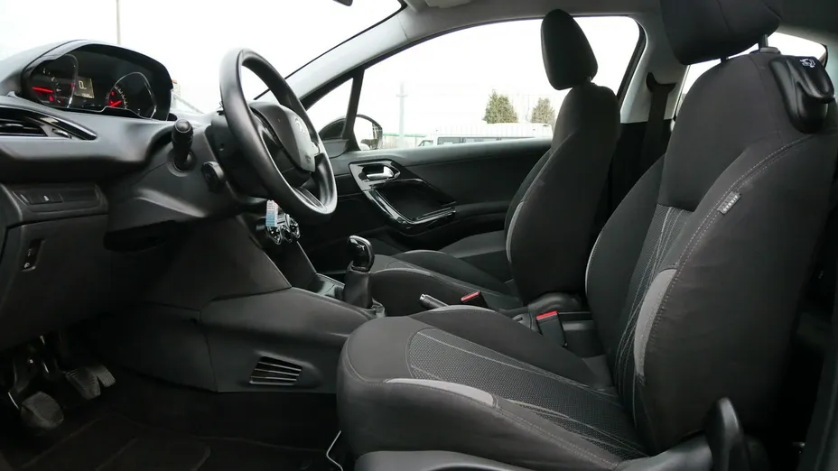 PEUGEOT 208 -