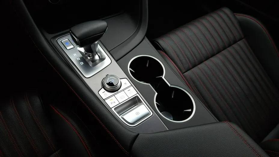 Genesis G70 -