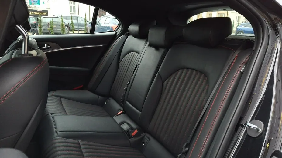Genesis G70 -