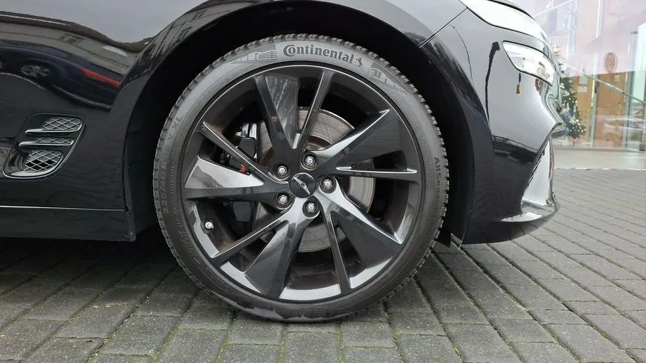 Genesis G70 -