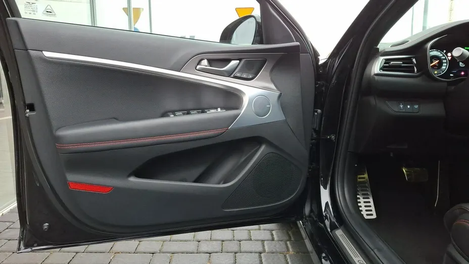 Genesis G70 -