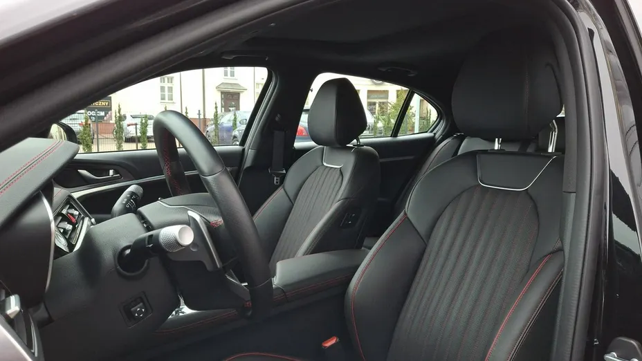 Genesis G70 -