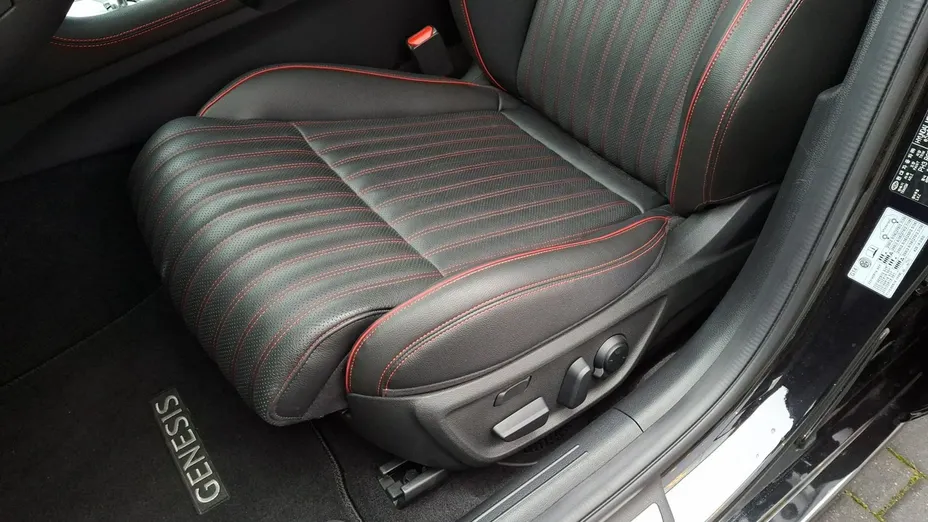 Genesis G70 -