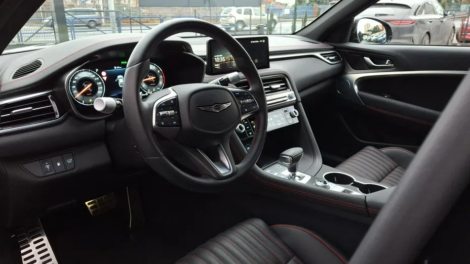 Genesis G70 -