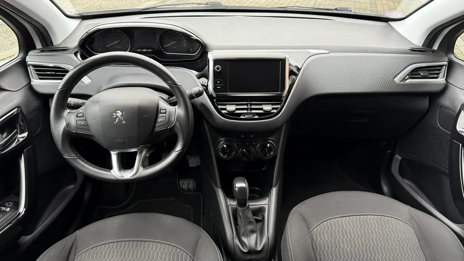 PEUGEOT 208 -
