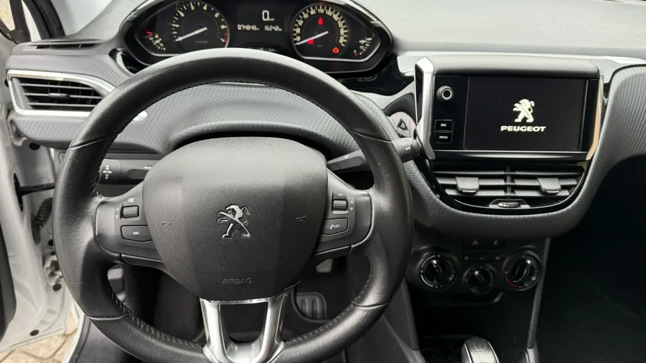 PEUGEOT 208 -