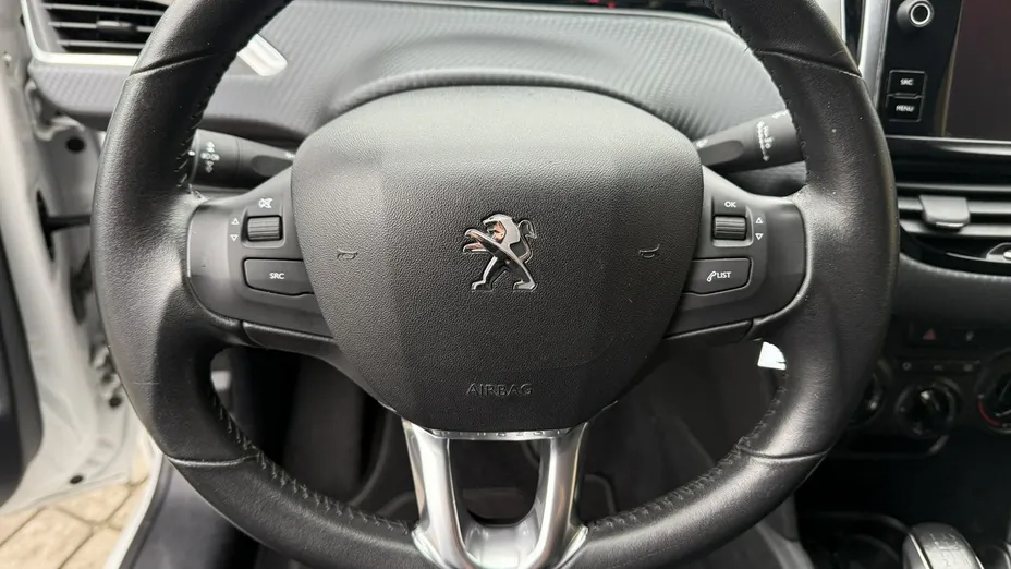 PEUGEOT 208 -