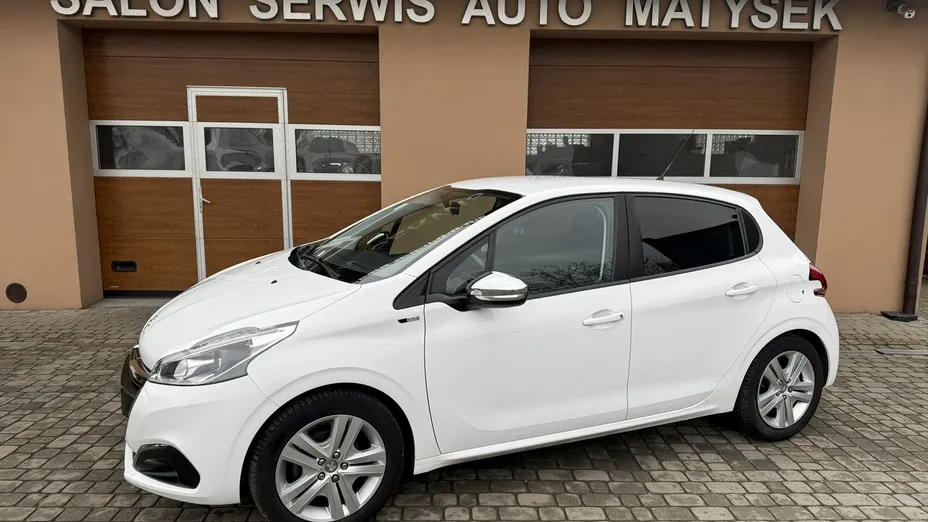 PEUGEOT 208 -