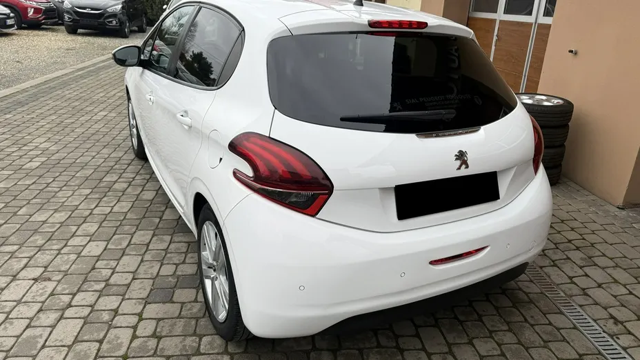 PEUGEOT 208 -