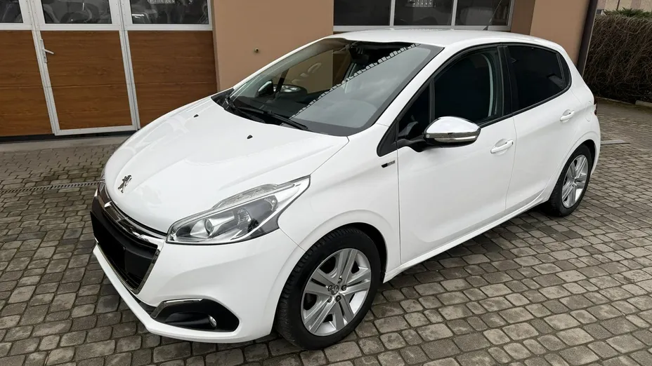 PEUGEOT 208 -
