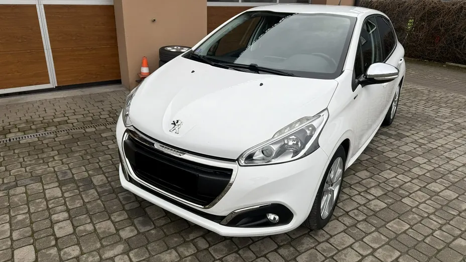 PEUGEOT 208 -