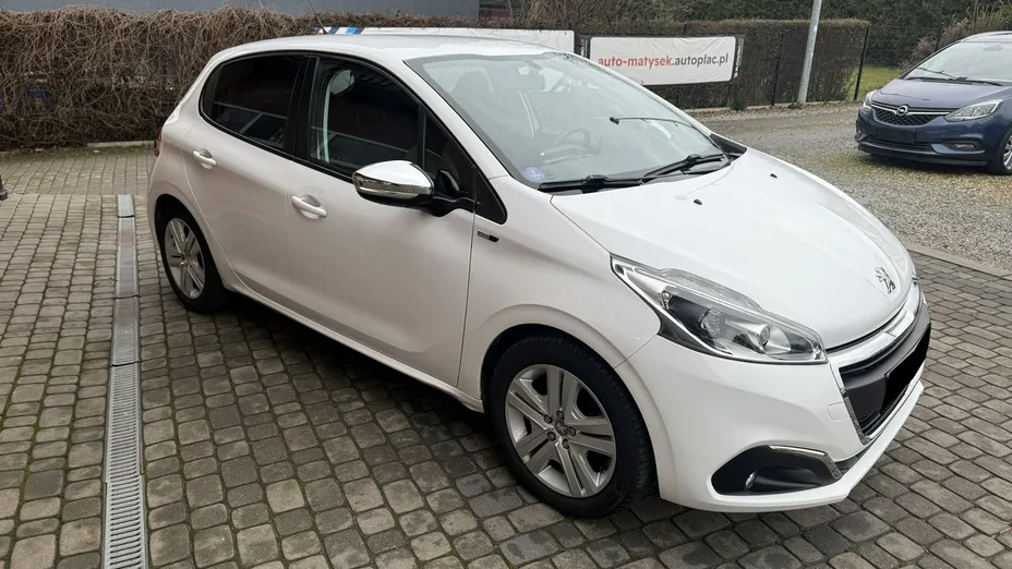 PEUGEOT 208 -