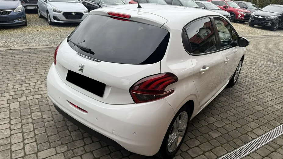 PEUGEOT 208 -