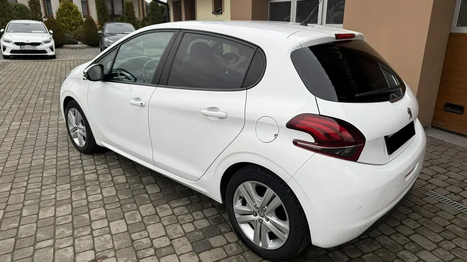 PEUGEOT 208 -
