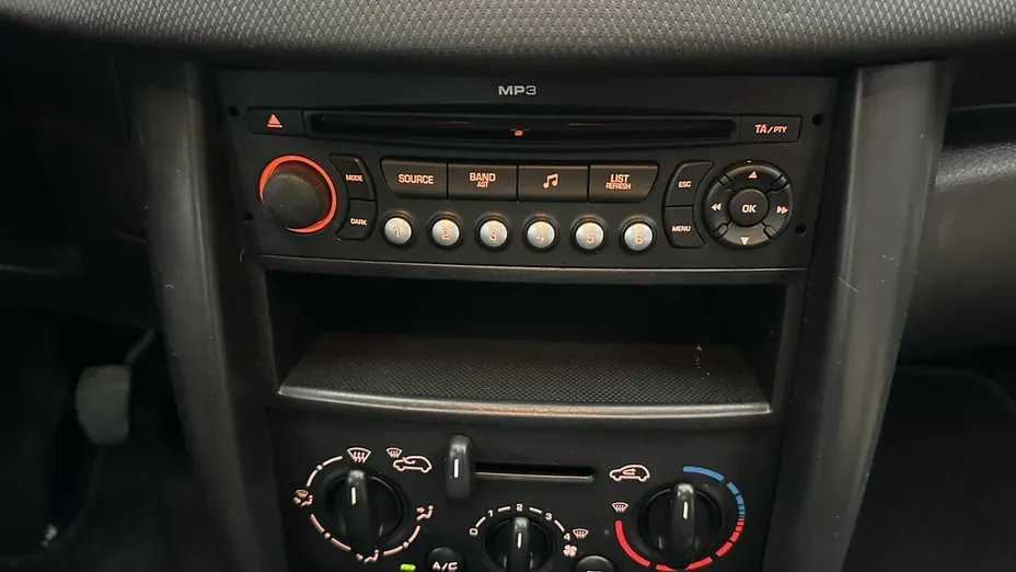 PEUGEOT 207 -
