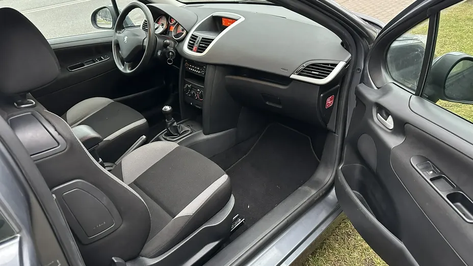 PEUGEOT 207 -