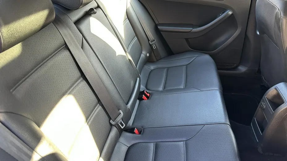 VOLKSWAGEN Jetta -