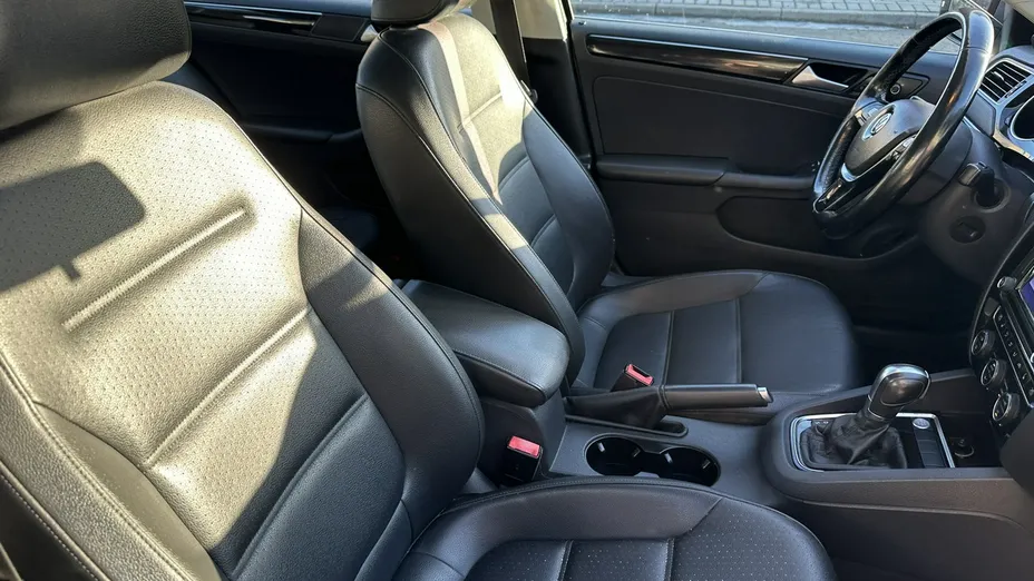 VOLKSWAGEN Jetta -