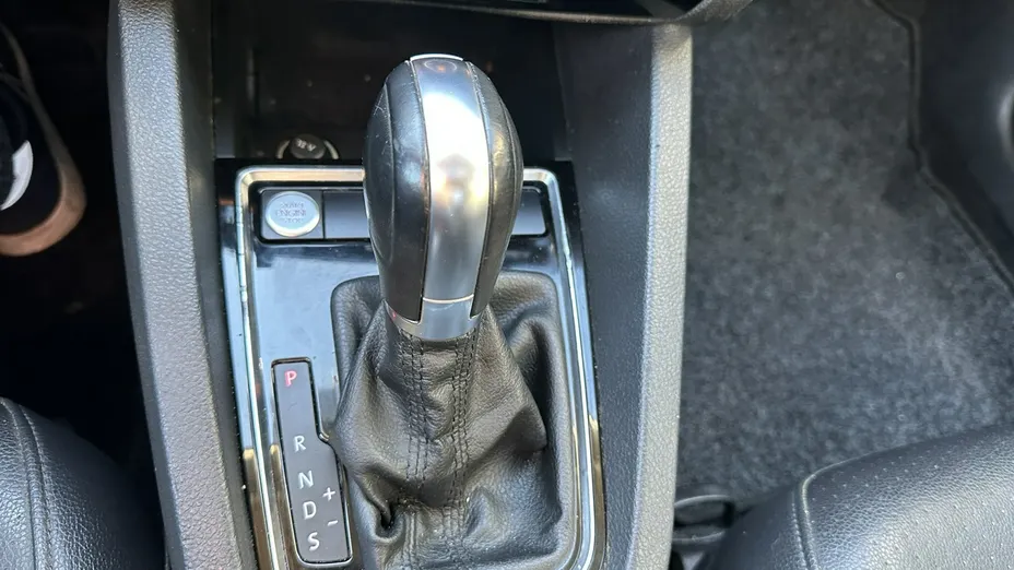 VOLKSWAGEN Jetta -