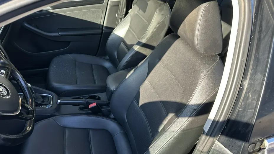 VOLKSWAGEN Jetta -