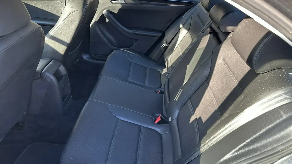 VOLKSWAGEN Jetta -