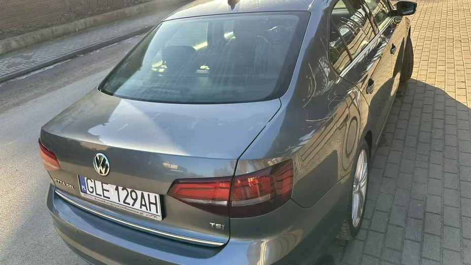 VOLKSWAGEN Jetta -
