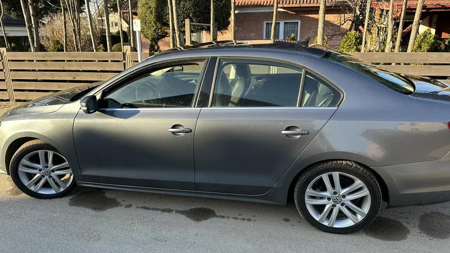 VOLKSWAGEN Jetta -