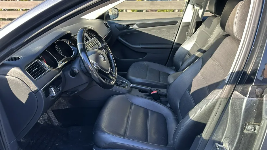 VOLKSWAGEN Jetta -