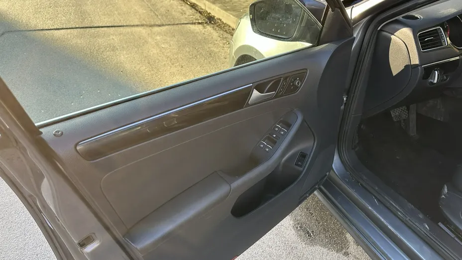 VOLKSWAGEN Jetta -