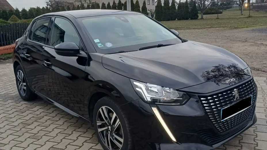 PEUGEOT 208 -