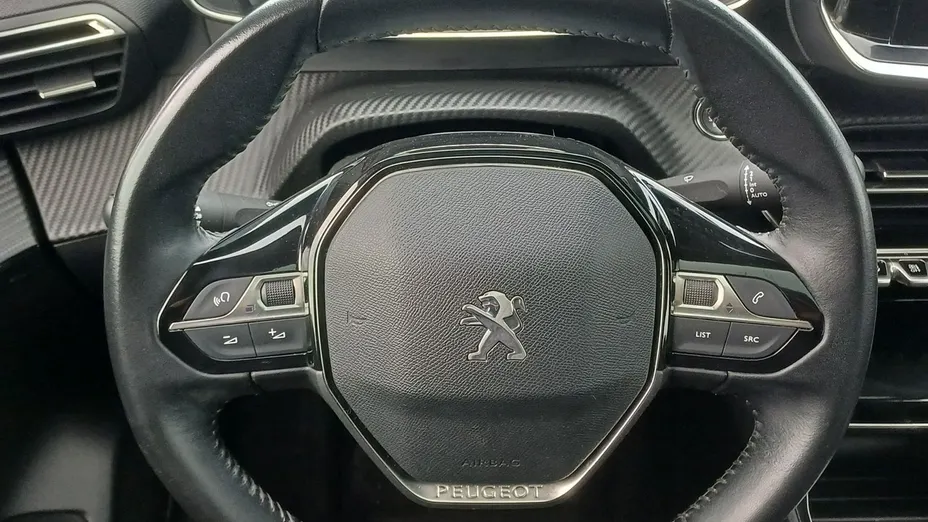 PEUGEOT 208 -