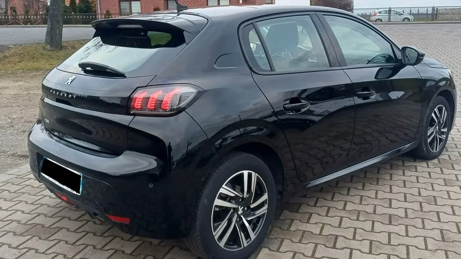 PEUGEOT 208 -