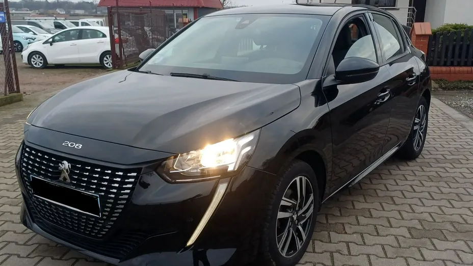 PEUGEOT 208 -