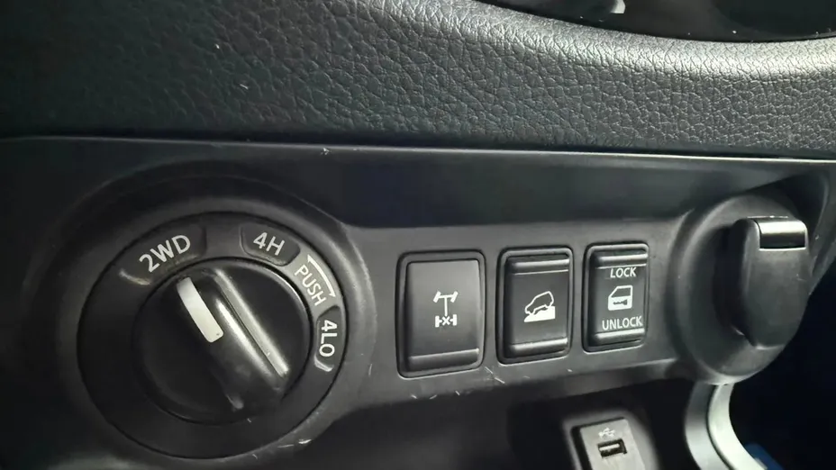NISSAN Navara -