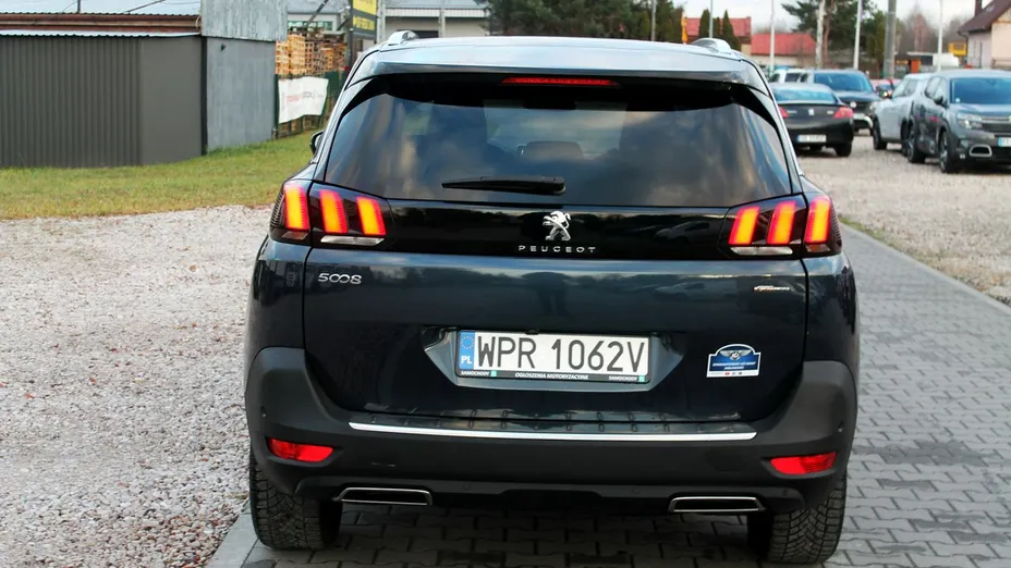 PEUGEOT 5008 -