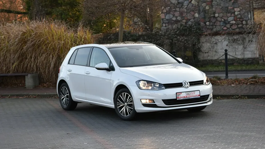 VOLKSWAGEN Golf -