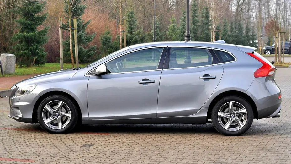 VOLVO V40 -